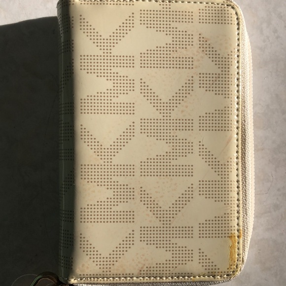 Michael Kors patent leather wristlet - Picture 6 of 6